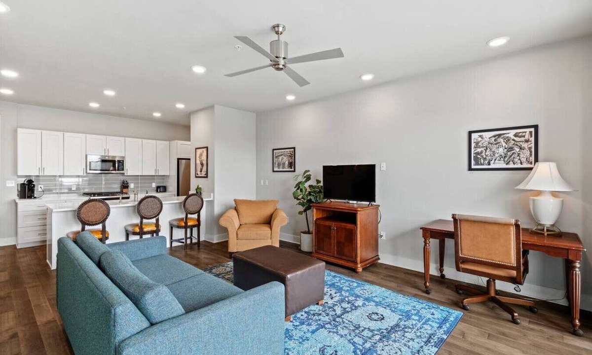 New Orleans Condo | Luxury 2 Bed 2 Bath Condo In Bywater with Pool!
