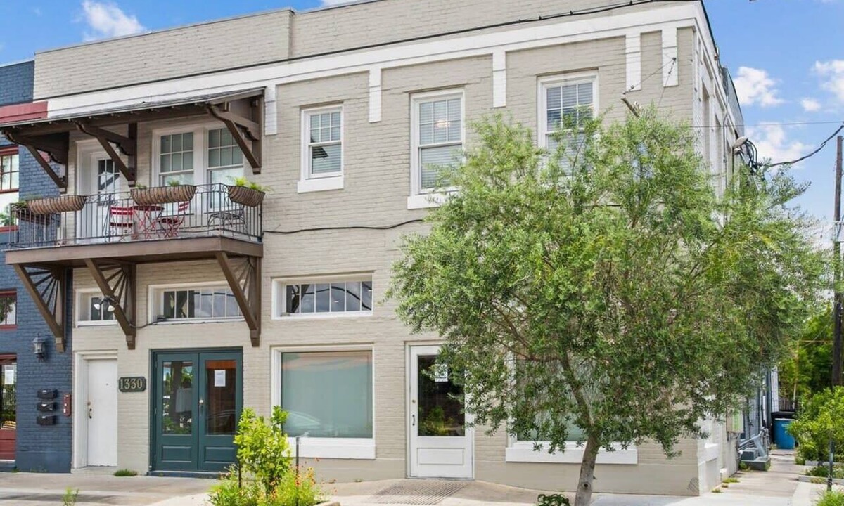 Lower Garden District Apartment | Luxury 2BD Apt | 1 Block off St. Charles