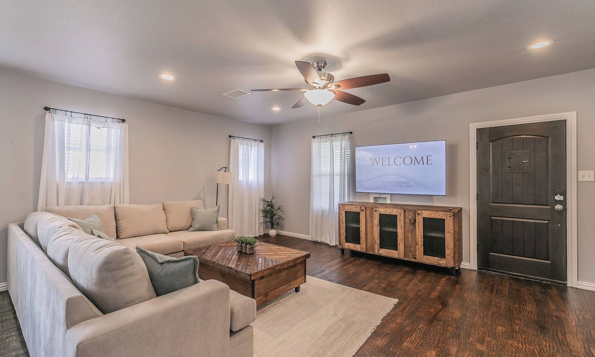 Fort Worth House | Luxury 3 King Beds Sleeps 10 Office Near TCU, Dickies, & Hospitals