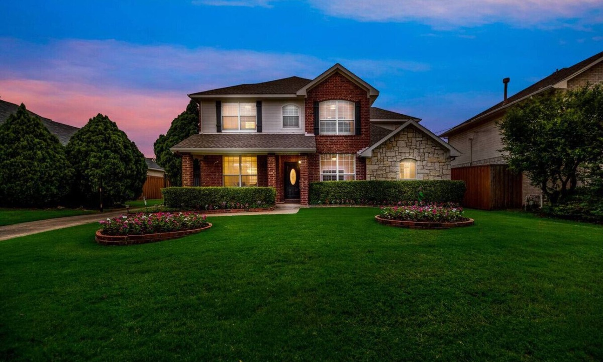 Far North Dallas House | Luxury 6 Bedroom Sleeps 12 Home in N Dallas Pool