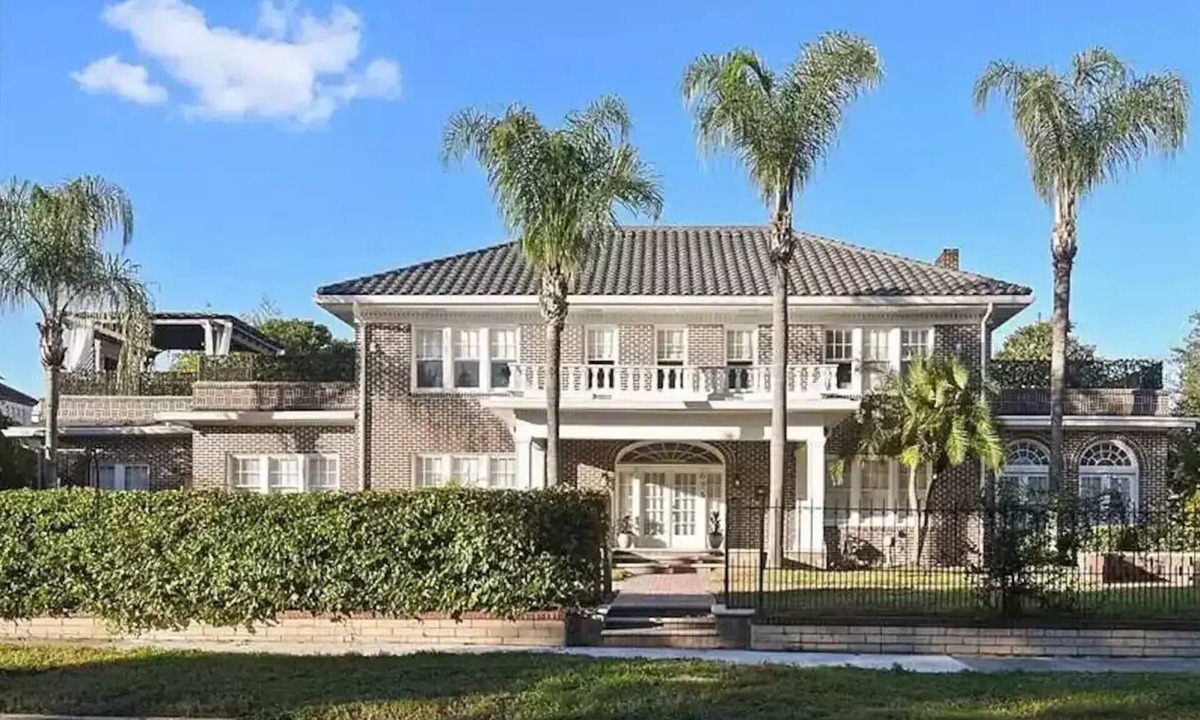 Thornton Park House | LUXURY 6000 sqft Mansion Downtown Orlando 6BR/5BA SLEEPS 14 Arcade Rooftop Deck