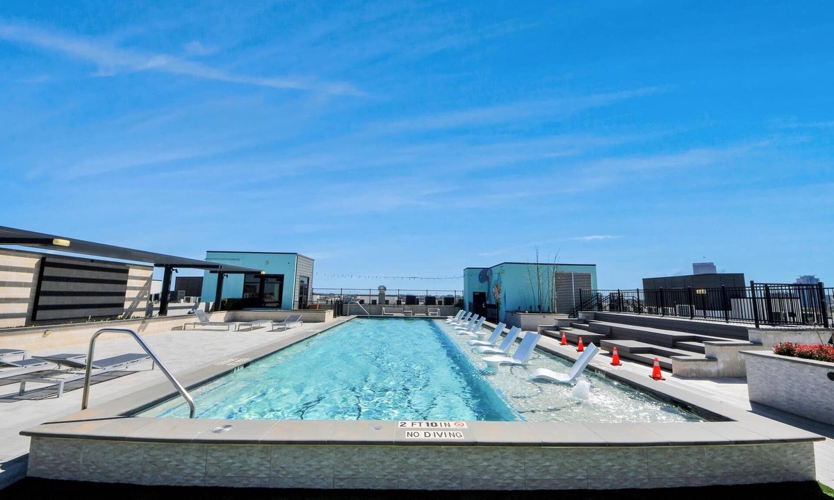 South Central Houston Apartment | Luxury Houston Apartment: Rooftop Pool, City Views & King Beds Near Downtown
