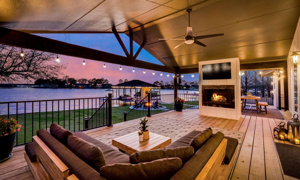 Enchanted Oaks House | Luxury Lake Front House with Community Pool *GOLF CART FOR RENT*