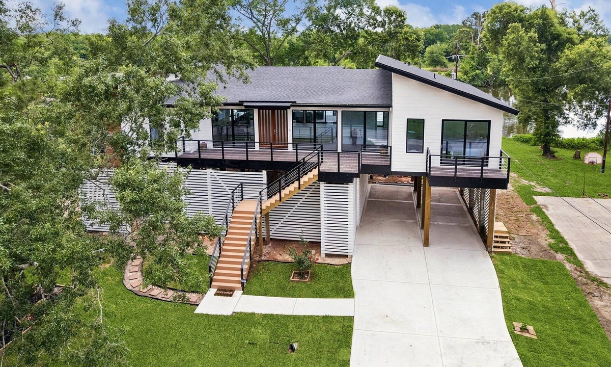 College Park House | Luxury Lake House Near the Woodlands