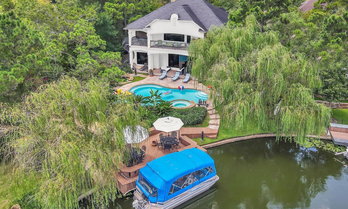 Panther Creek House | Luxury Lake Woodlands Retreat, with Tropical Heated Pool, Jacuzzi & Cinema!