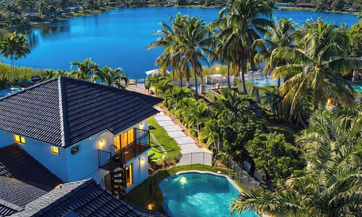 Kendall West House | Luxury Miami Mansion/Beach/Pool/BB Court & Golf