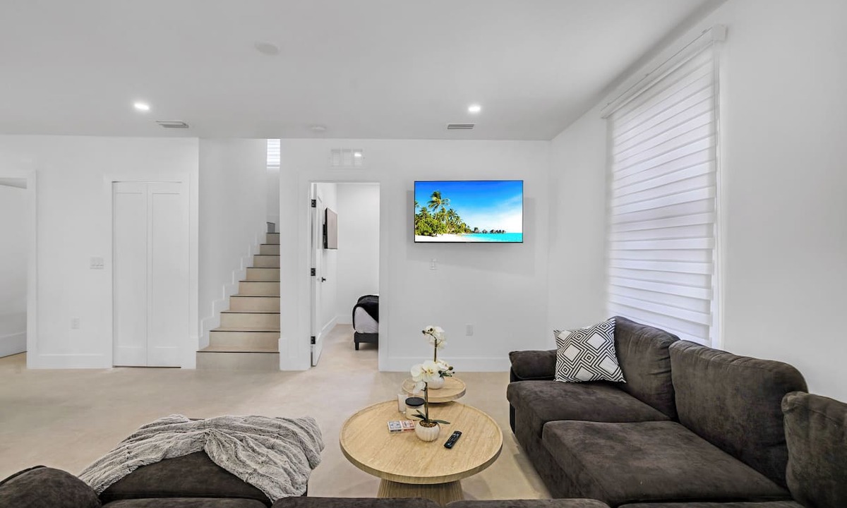 Liberty City House | Luxury Miami Villa w/Pool, Jacuzzi, BBQ & Pickleball Court