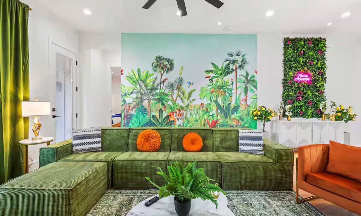 Dallas House | Luxury Retreat Arcade Karaoke Fenced Yard