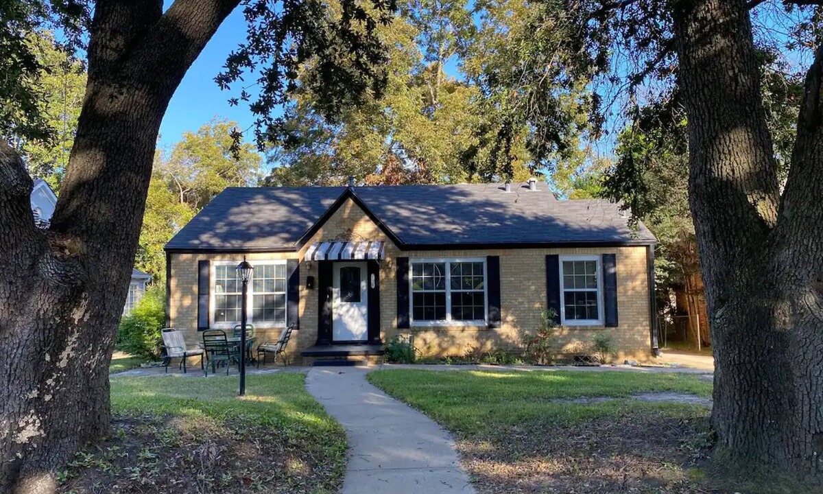 Tyler Cottage | Luxury retreat, Historical 2bd and new Delft Blue spa baths rating 10 out of 10