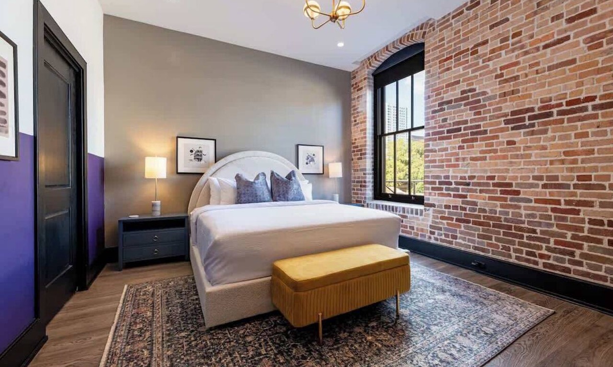 Central Business District Hotel | Luxury Suite | Rooftop Pool Walk-French Qtr Hotel