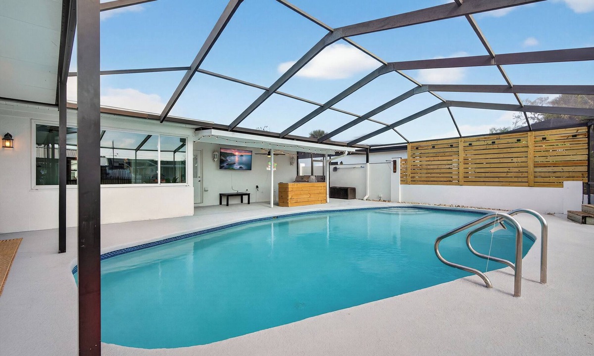 Bay Crest Park House | Luxury Waterfront Getaway, 6BR, Caged Pool