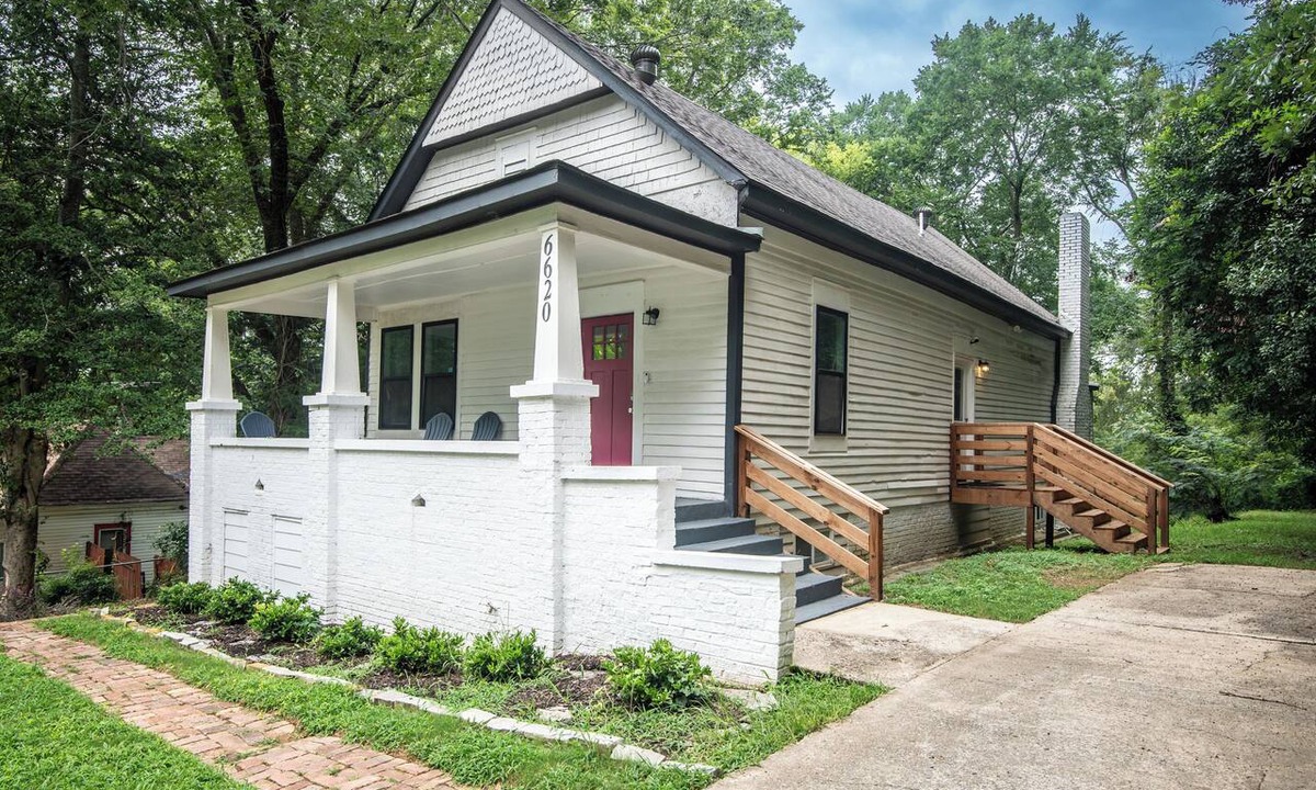 Crestline Heights House | Magic City Manor: Groups/Driveway/Game Room/Wifi