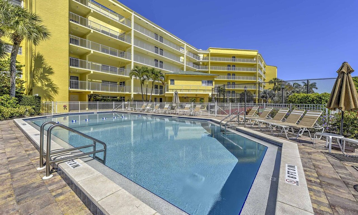 Marco Island Condo | Marco Island Condo w/Patio: Steps to Beach Access