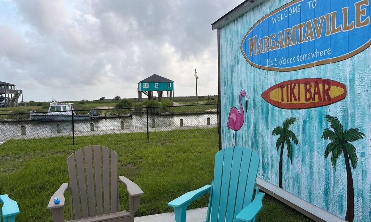 Port Bolivar House | Margaritaville Themed Gated RV on the Canal – Beach Across the Street -Retreat !