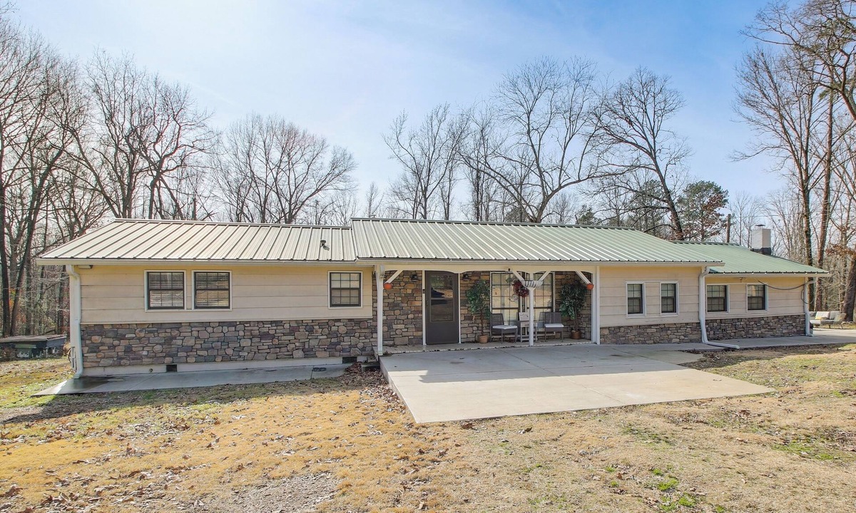 Benton House | Meech Legacy House | Southern Charm & Cozy Comfort