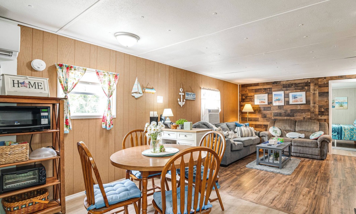 Homosassa Cottage | Meet Manatees! Home 3 Mi to Homosassa Wildlife SP