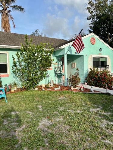 Stuart House | Mermaid Oasis Stuart Whole House 2 bed 2 Bath & extra Bonus Room- Fenced in Yard with Boat Parking