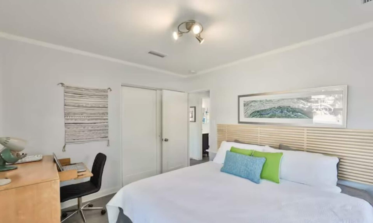 North Hyde Park Apartment | Mid-Century Blue Cypress
