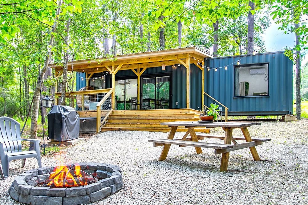 Livingston Cabin | Minimalist Luxury: Fully Equipped Modern Container, Hidden Getaway near Lake Livingston, TX
