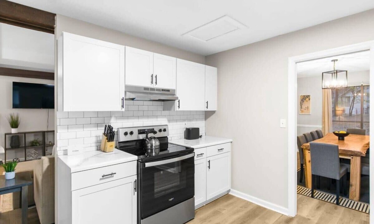 Crestline Heights House | Mins to Airport-Pool- Lake View-Newly Renovated!