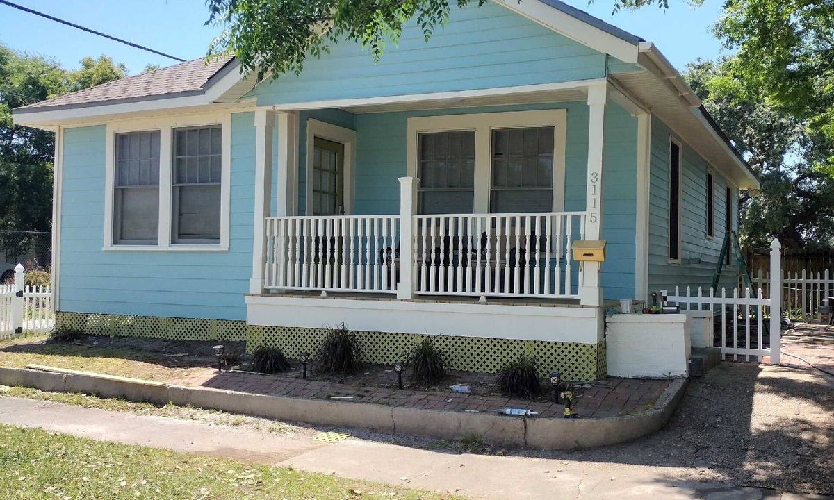 Gulfport House | Mississippi Blues & Beach Cottage - Perfectly Located in Gulfport!