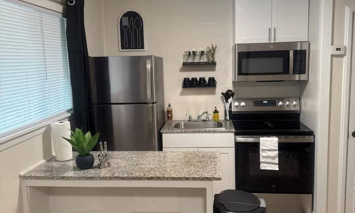Fondren Apartment | Modern 1BR Retreat near UMMC, Veteran’s Memorial Stadium & Local Dining