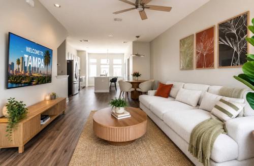 Tampa House | Modern 3 Bedroom 4 Bath Tampa Townhome Near Raymond James Stadium Sleeps 10