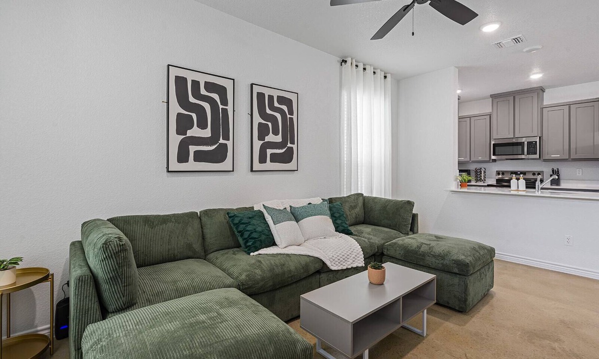 Temple House | Modern 3-Bedroom Near Hospital & Power Plant, Workspaces & Pet-Friendly Yard