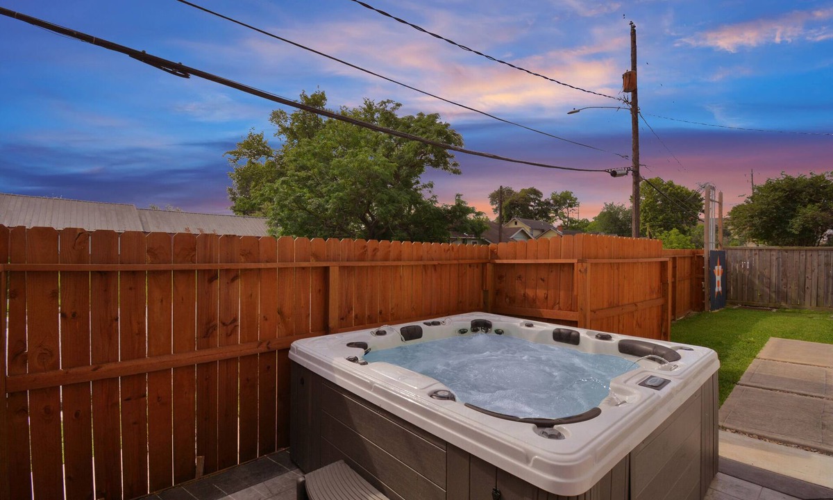 East Downtown Houston House | Modern 3 BR 4 BA! ♨️Hot Tub along with Putting Green ♨️ EaDo Houston