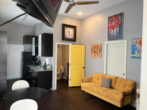 South 7th Ward Apartment | Modern Condo 3