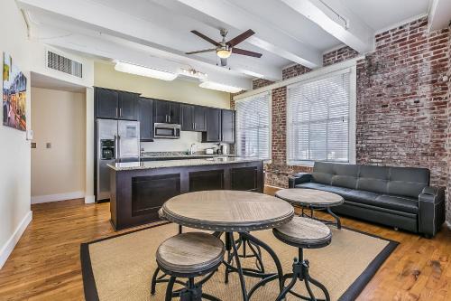 Central Business District Apartment | Modern Condos near French Quarter & Bourbon Street