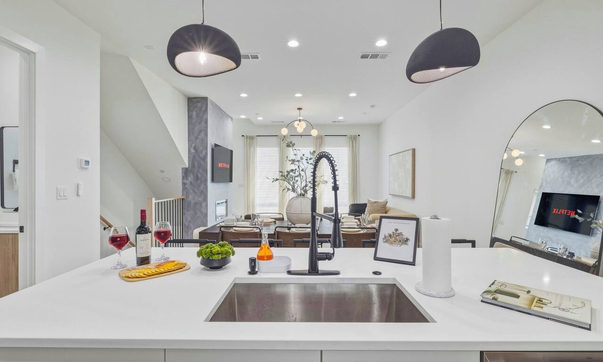 Oak Cliff House | Modern Dallas Townhome Skyline Rooftop Grill Garage Sleeps 12