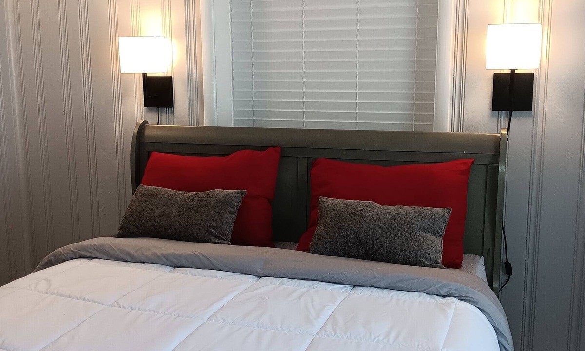 Hot Springs Condo | Modern Lakefront Condo with seasonal pool. Only 10 min from Bathhouse Row.