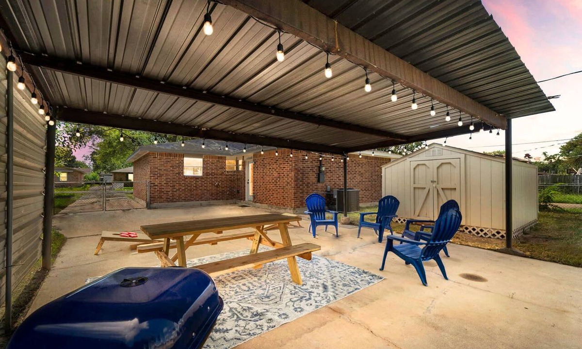 El Lago House | Modern Retreat: Walk to Beach, Arcade & BBQ Patio
