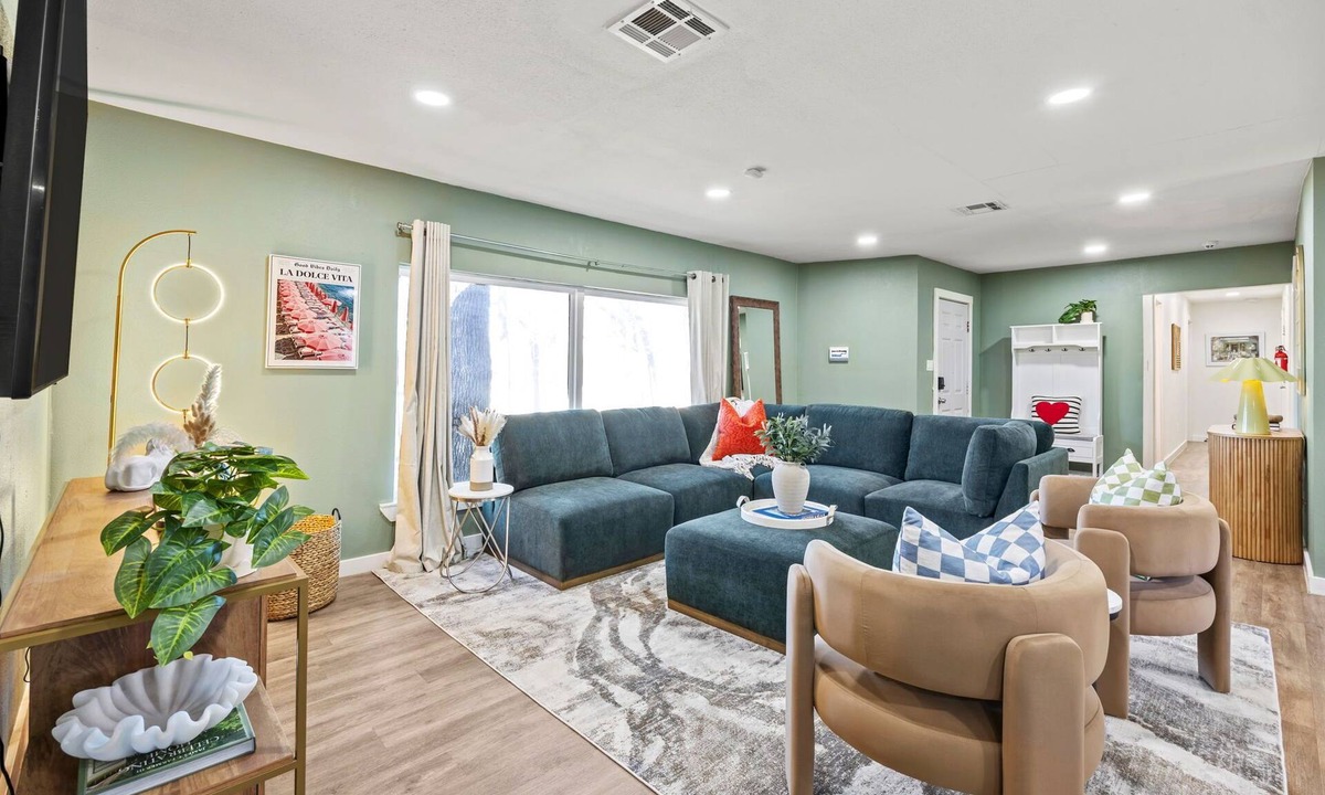 Haltom City House | Modern Retreat with Hot Tub, Large Yard, Pet Friendly, Sleeps 12