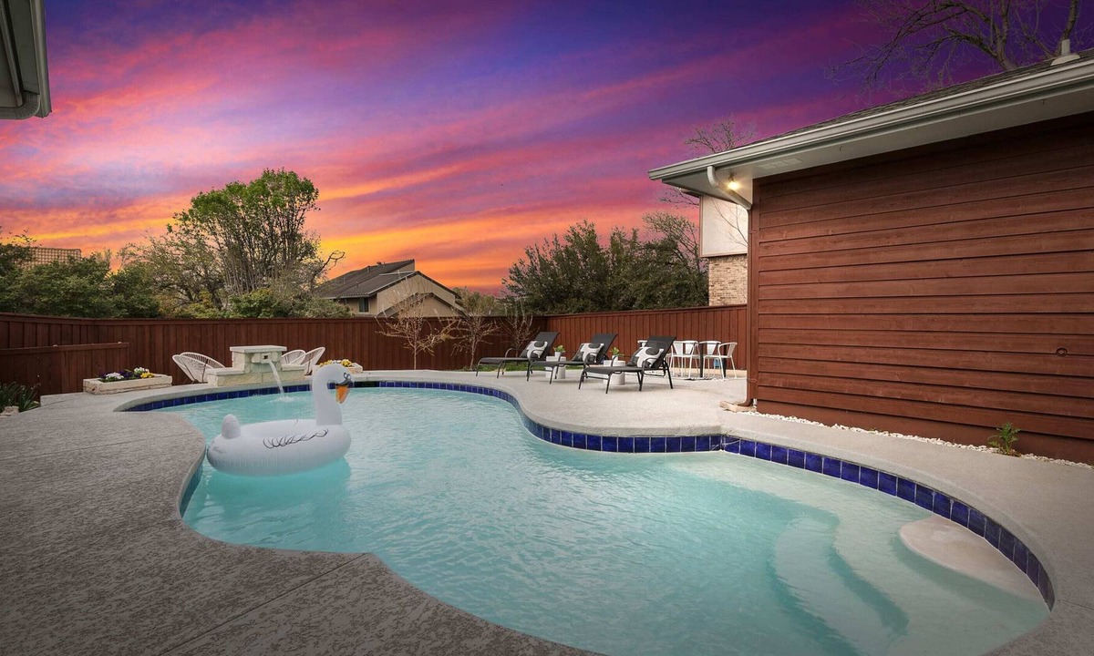 North Dallas House | ⛳Most Lux 4Bedroom Boutique Pool House! 🎨 Central Dallas 15Min to DT☀️Sleep 14