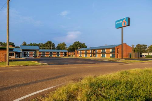 Greenwood Hotel | Motel 6 Greenwood, MS