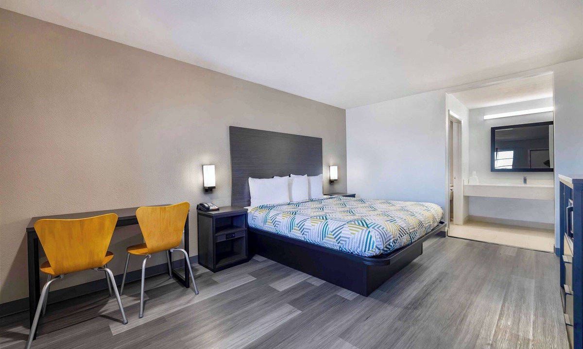 Lake Charles Hotel | Motel 6 Lake Charles, LA