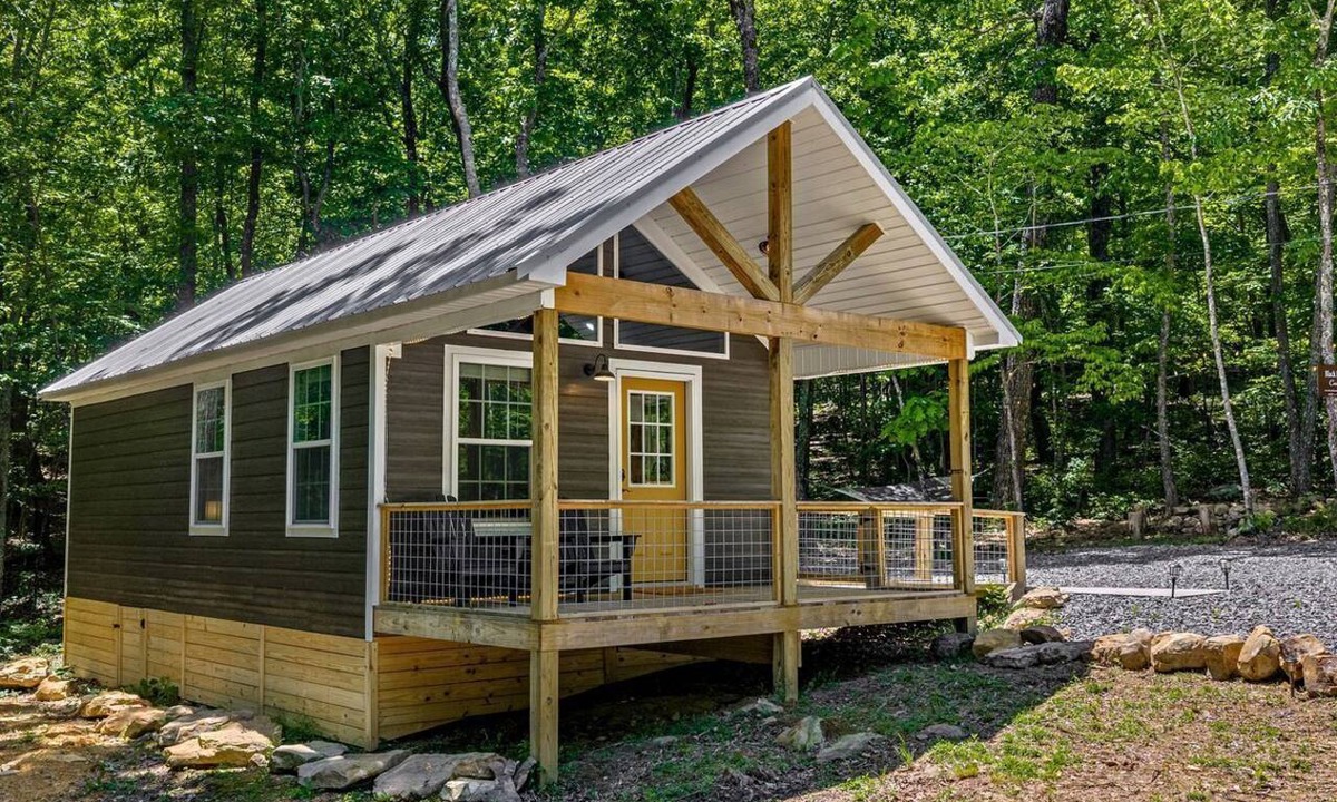 Fort Payne Cabin | Mountain Cabin with Fire Pit & Forest View Porch in Fort Payne, Alabama