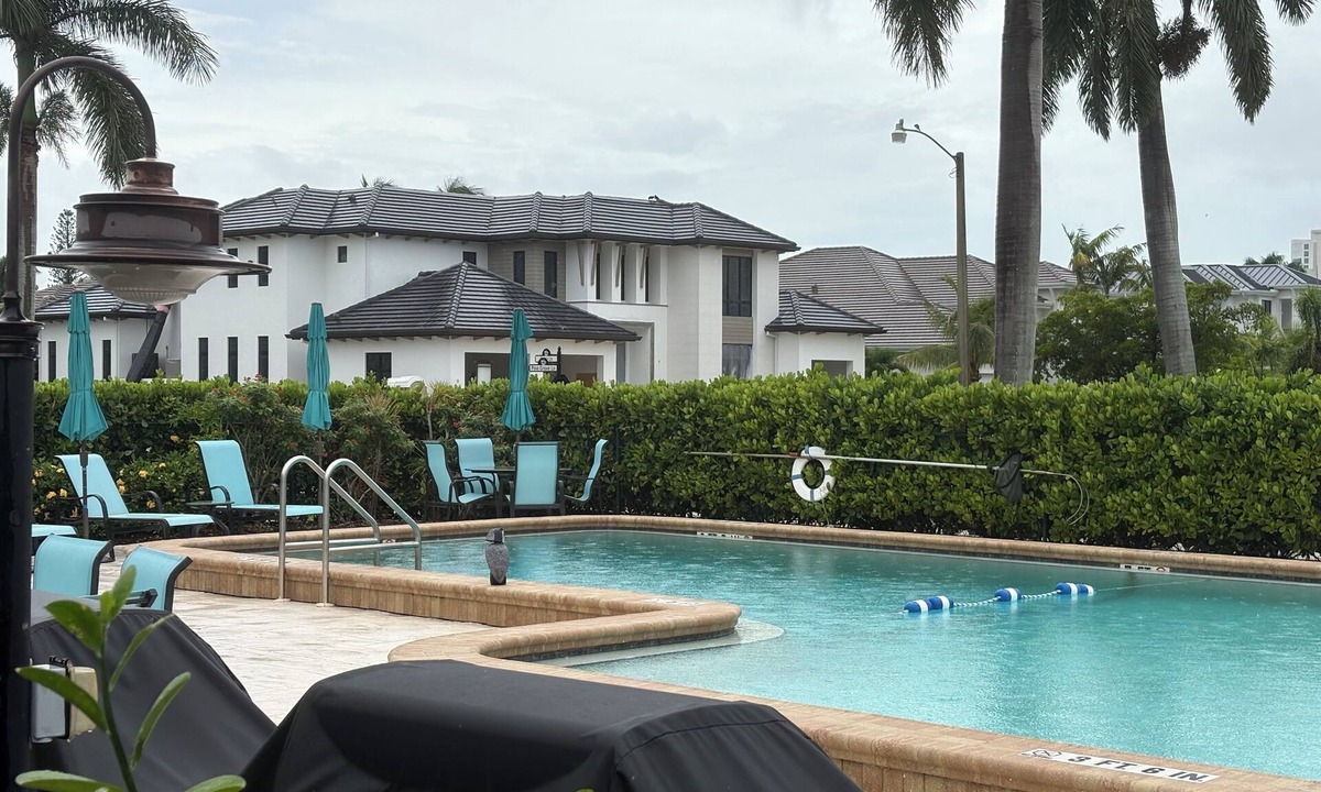 Park Shore Condo | Naples Belair Lane Condo | Community Pool Near Beach & Downtown Snowbird Fri