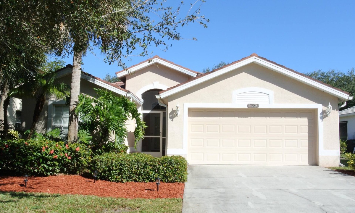 Naples House | NAPLES FL-IMMACULATE & SERENE SINGLE FAMILY HOME ON GOLF COURSE W/GREAT VIEWS