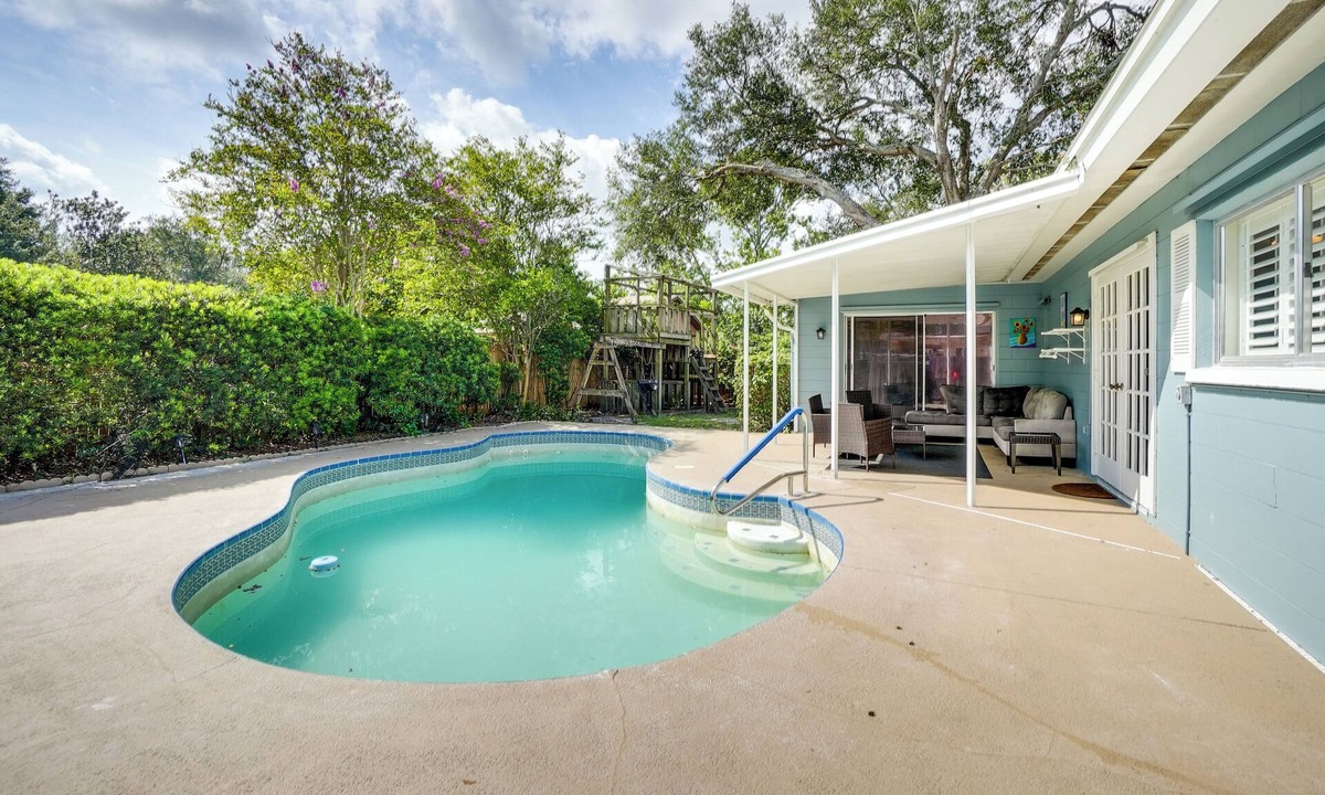 Palm Harbor Cottage | Near Busch Gardens: Sunny Florida Retreat w/Pool!