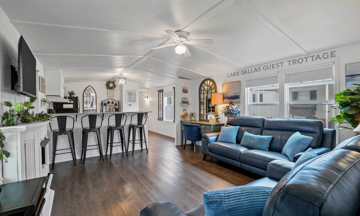 Lake Dallas Cottage | Near Water: Lake Dallas Home w/Furnished Patio!