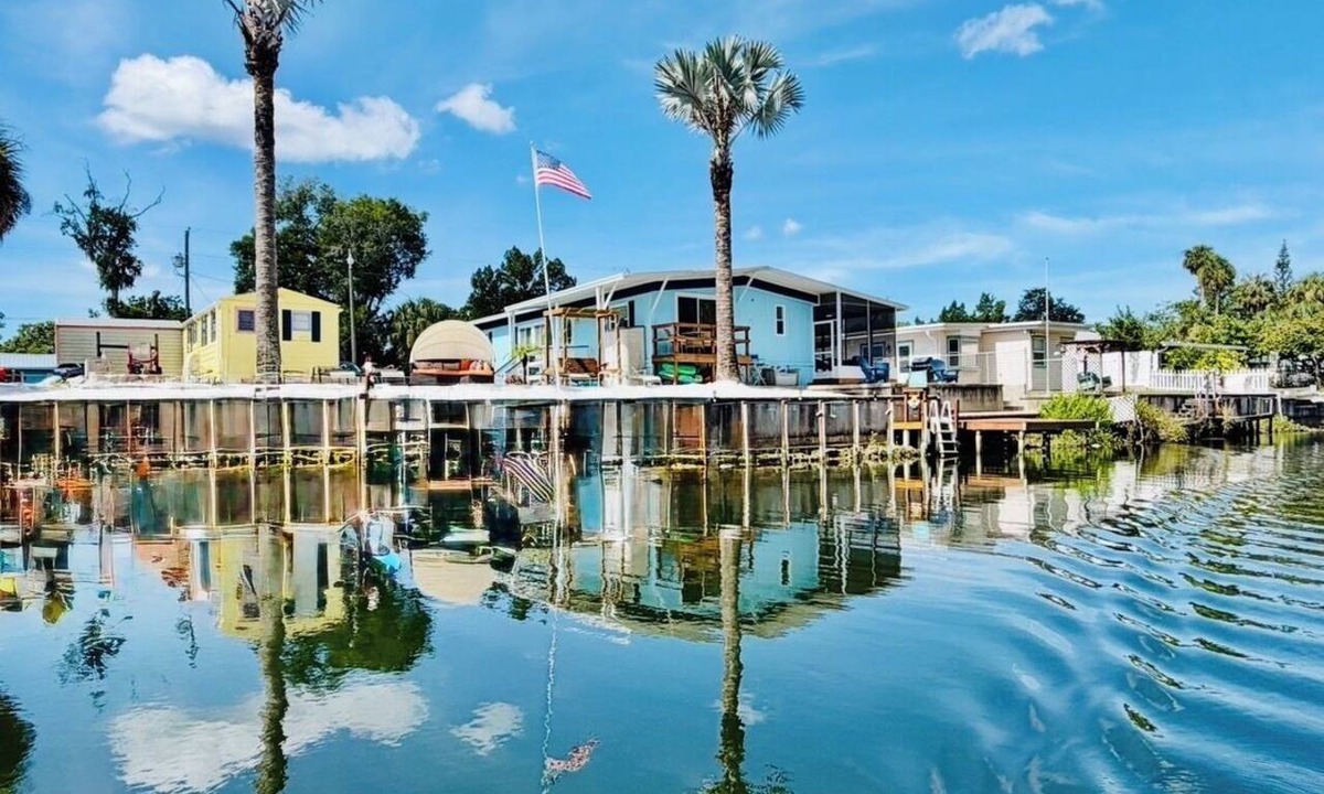Weeki Wachee Gardens Cottage | NEW Cozy 3-bedrm cottage w 100’ beach vibes, SUP’s, cabana, dock, guest house
