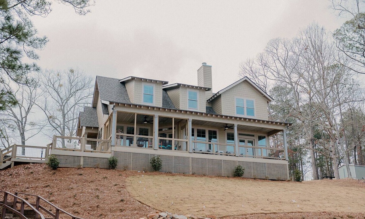Pleasure Point House | NEW DOCK! 3 BR | 3.5 BA + Loft on Lake Martin