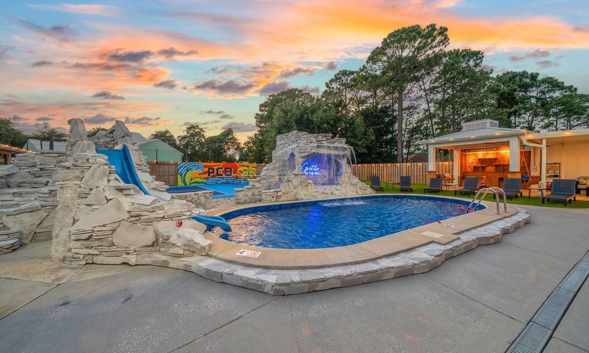 Thomas Drive House | NEW! Family Retreat - Pickleball, Bball, Pool, Game Rm, Bunk Rm, Beach 1.4 mi