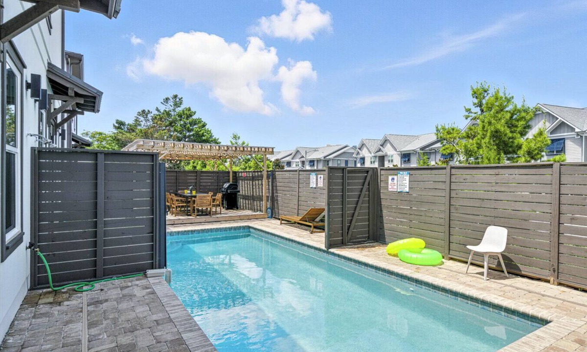 El Centro Beach House | *New~Heated Pool+Golf Cart+Games+Gas Grill