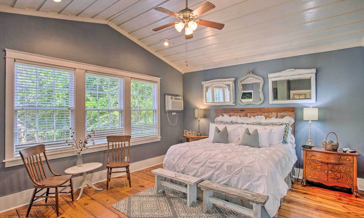 Jefferson House | *NEW* King Bed/Fireplace/Jetted Tub/Free Bikes