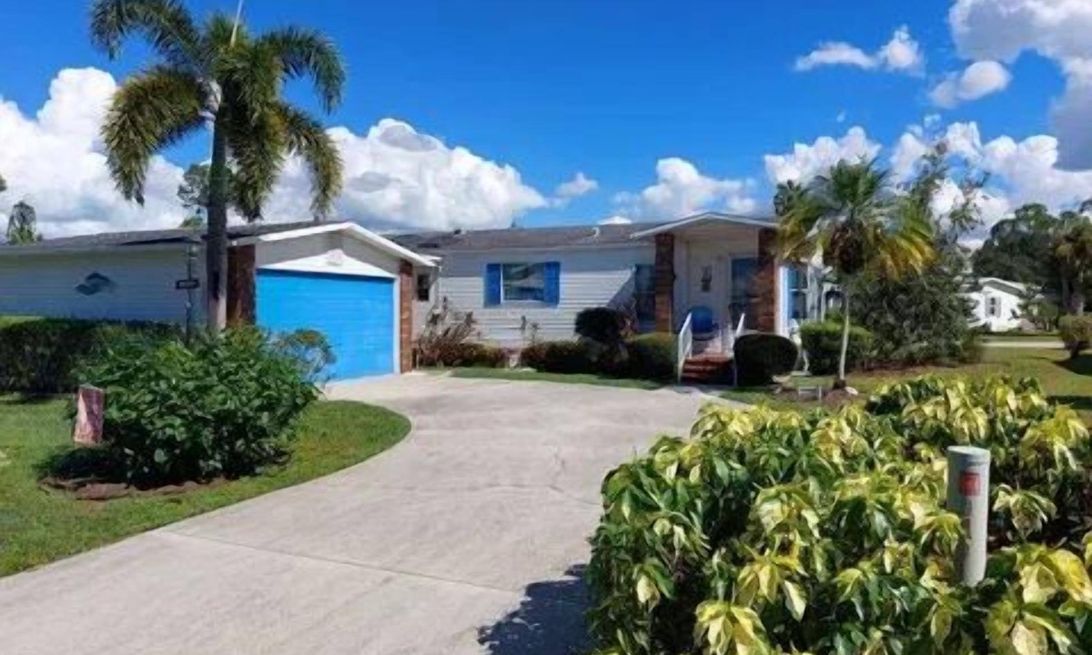 Jacarandas House | NEW listing. Beautiful 2-bedroom home near hospitals, shopping - entertainment.