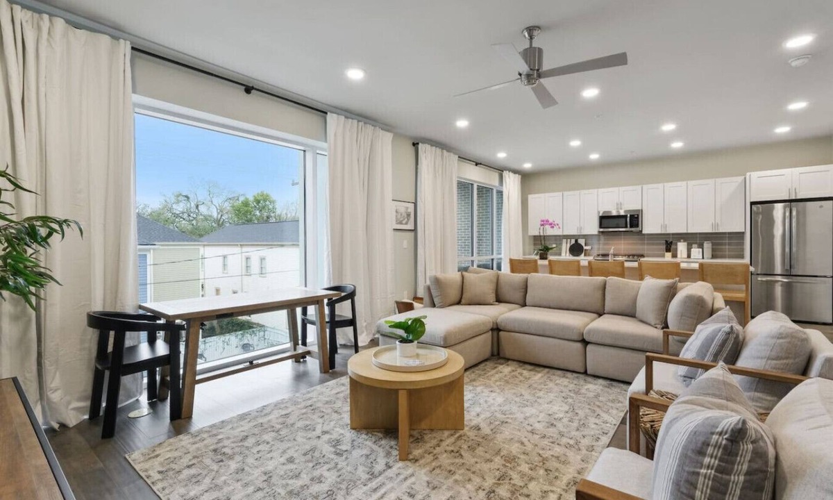 Bywater Condo | New Luxury 2 Bedroom Condo with Pool & Balcony